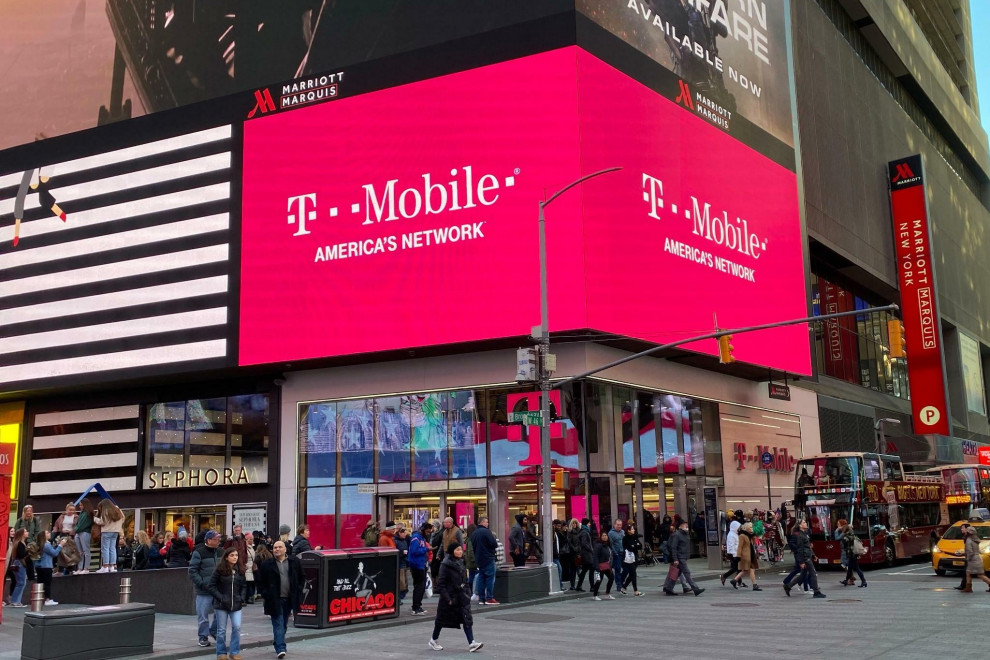 Deutsche Telekom докупил акций T-Mobile US на $2,4 млрд у SoftBank Group 